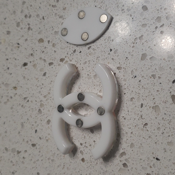 Pin Plastic Magnetic Backing - Picture 8 of 8